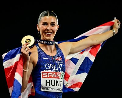 ‘Are you not entertained?’ Amy Hunt flies to golden double with 200m triumph