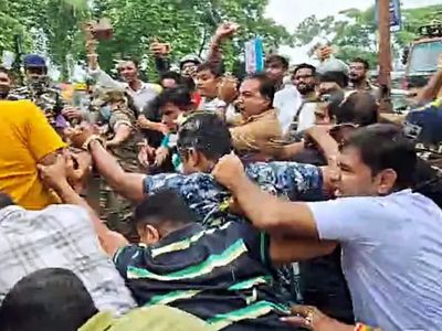 RG Kar victim's 'hurried cremation': Mob attacks arrested ex-TMC MLA Nirmal Ghosh, aide