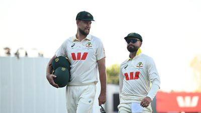 Warne, Hussey provide hope for unlikely Australia win