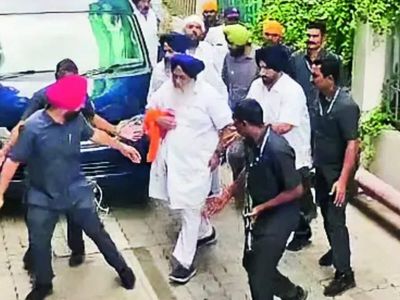 Alert Maharashtra cop blunts 'kirpan' attack on Sukhbir Singh Badal, suffers slash on palm