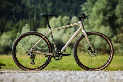 Merida's popular flat-bar hybrid Speeder "goes gravel" with greater versatility and wider tyres clearances