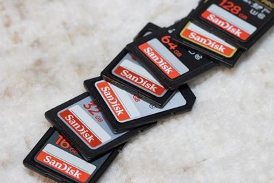 Sandisk Stock Surges on AI Storage Boom: SNXX ETF Tops 135 Million Shares in Volume