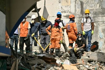 Colombia hopes for miracles as search for quake victims goes on