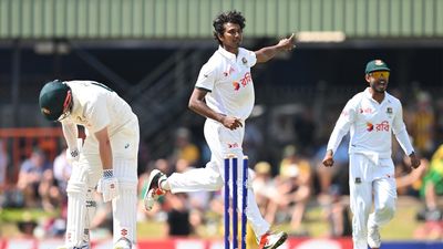 Bangladesh early strikes put Australia on ropes in Test
