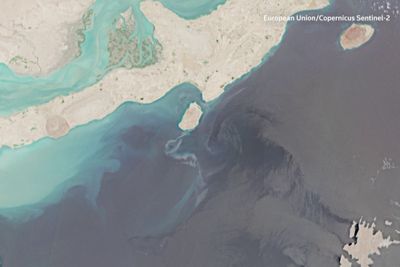 Huge oil spill off Oman threatens disaster