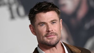 Chris Hemsworth uses these three moves to build his core—here’s how to make them beginner-friendly
