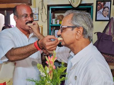 Ashis Banerjee, former Bengal Dy Speaker, found hanging at TMC office