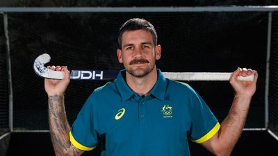 Australia hold off fast-finishing Ireland at World Cup