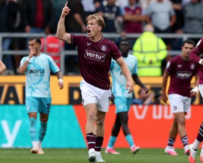 Flemming’s dramatic Burnley double pegs back West Ham on Championship return