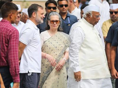 Vande Mataram incident: Delhi Police enquires into complaint against Sonia, Rahul