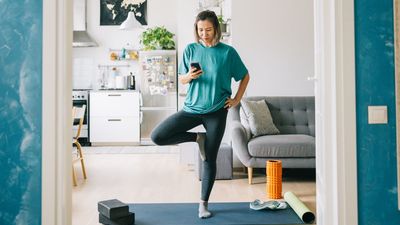 The easy two-minute habit that could improve your balance in your 40s and beyond, according to physical therapists