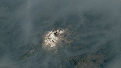 Wildfire smoke blankets volcanoes across the Pacific Northwest | Space photo of the day for Aug. 17, 2026