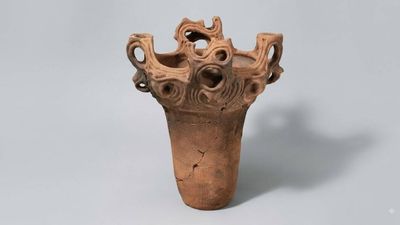 A 5,000-year-old Japanese pot preserved in New York has a rim that looks like rising flames, showcasing Jōmon craftsmanship