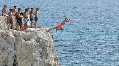 Risky jumps from France's Marseille corniche rise in popularity