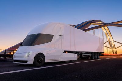 Tesla Lands 500-Truck Order From Einride in World's Largest Tesla Semi Deployment