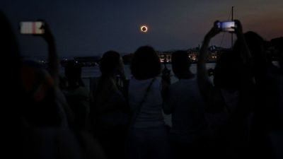 I can’t stop laughing at these failed viral smartphone eclipse photos. This is why GenAI doesn’t belong in cameras