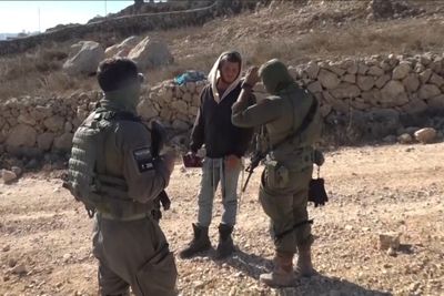 Palestinian-American confronts Israeli settler at West Bank home