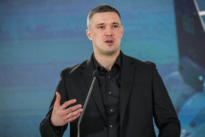 Sacked defence minister calls for presidential election in Ukraine