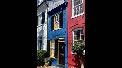 In 1830, a Virginia brickmaker reportedly built a house in an alley to stop wagons from scraping his wall, creating a home just 7.5 feet wide
