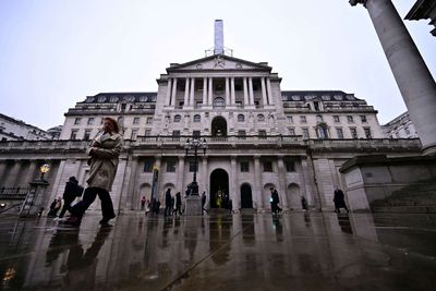 Bank of England Faces Inflation Above 3%. Economists Predict No Rate Change in 2026.
