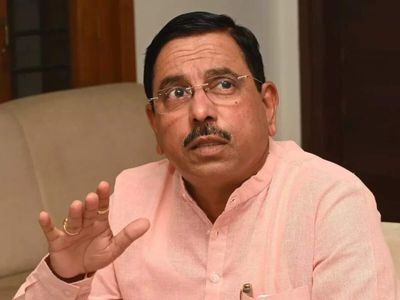 Education minister reviews implementation of PM's free online coaching initiative
