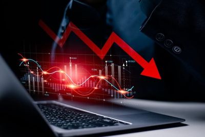 Leon Cooperman Warns of AI Bust and Recession: 4 ETFs to Take Cover In