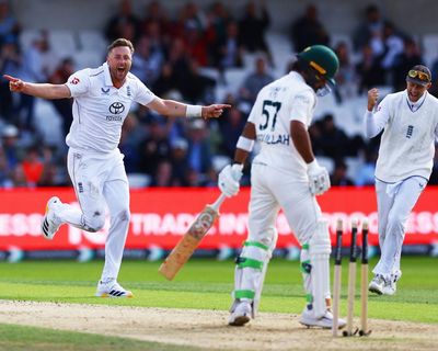 ‘You don’t have many halves’: Robinson and Tongue split cricket ball after heroics