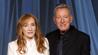 Bruce Springsteen and Patti Scialfa’s Anti-Trend Porch is a Study in Low-Key Luxury – It Redefines Fall Curb Appeal