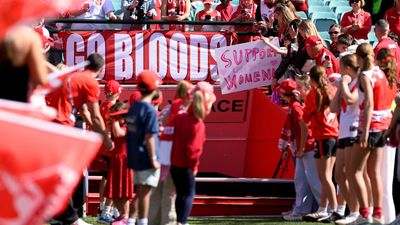 Swans fans turn out in tense return to footy field