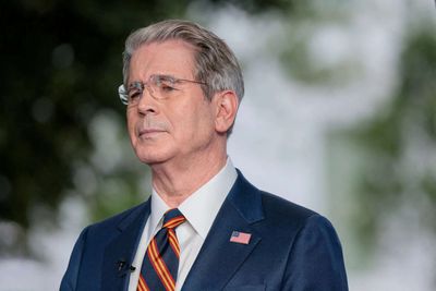 US, Iran keep up hostile rhetoric ahead of new sanctions
