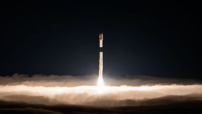 SpaceX sends 27 Starlink satellites to orbit on 100th Falcon rocket launch of the year (video, photos)