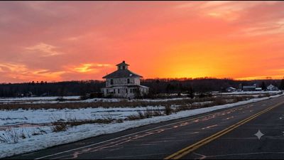 In 1920s Massachusetts, a divorcing couple agreed to build a duplicate house; the husband followed the deal but put the new home on an isolated salt marsh
