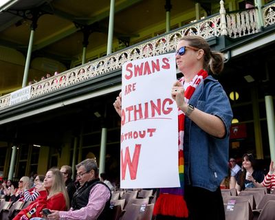 Sydney Swans fans turn out in record numbers for AFLW match but hundreds walk out before men’s fixture