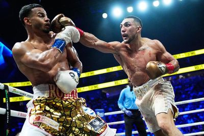 Teófimo López outpoints Rolly Romero to win title in third weight class