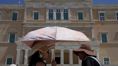 Hats on, shades on: Tourists in Greece better prepared for sun and heat risks
