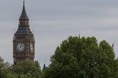 Photograph of Disraeli and Wilberforce engraving among ‘missing’ Parliament art