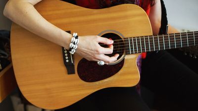 Learn “pendulum” strumming – the secret to natural-sounding chords