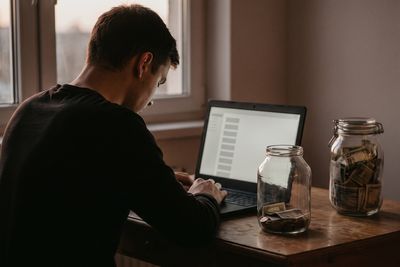 25-Year-Old Has Sent 300 Job Applications Since Layoff: $25K Savings Could Run Out in 3 Months