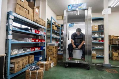 Cool Japan: Human fridge chills workers in extreme heat