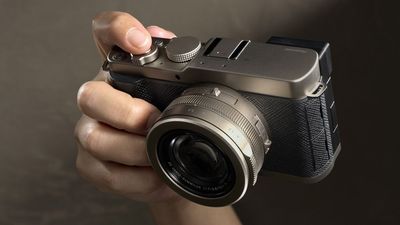 Just released months ago, and already crowned as the compact camera of the year – point-and-shoot model WITH viewfinder now honored with industry award