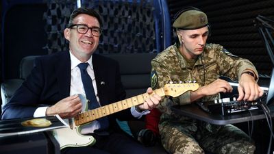 UK Prime Minister Andy Burnham covers The Smiths with Ukrainian soldiers: “Not sure if they regret handing me that guitar now”