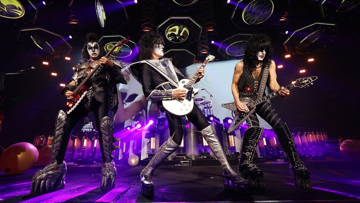 gene-simmons-confirms-why-kiss-can-never-play-live