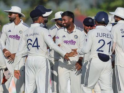 India enforce follow-on after restricting Sri Lanka to 290 in Colombo Test