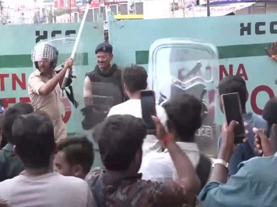 BPSC aspirants clash with police; water cannons used at protestors marching to Raj Bhavan in Patna