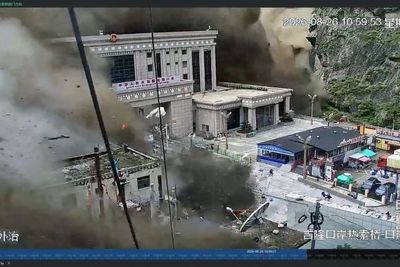 Nepal flash floods latest: Death toll hits 160 with more than 1,000 missing including UK, US and Canadian tourists