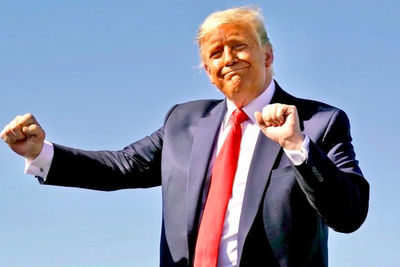Donald Trump 'Exoskeleton' Theory: Viral Footage Shows POTUS Can 'Barely Walk' and Repeats a 'Leg Slap' Habit