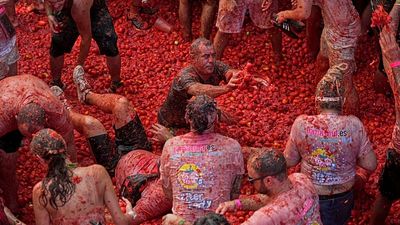 La Tomatina 2026: thousands turn Spanish town red in annual tomato fight