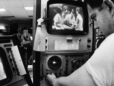 'Burst of Joy' photographer Sal Veder, who captured Vietnam War's most iconic homecoming, dies at 99