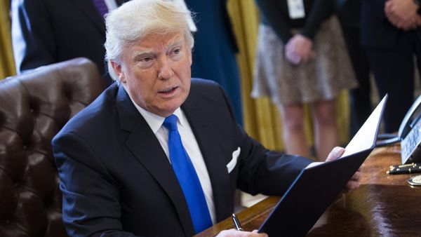 Trump signs order for Mexico border wall