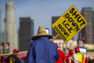 Fear of ICE Still Keeps LA Latinos From Calling Police, a Year Into the Crackdown